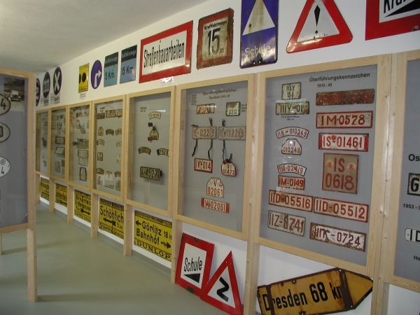 Übersicht alte deutsche Nummernschilder und Verkehrsschilder
