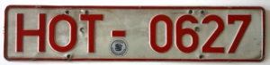 Altes rotes Nummernschild in der DIN Ausführung