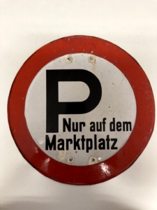 Altes Emailleschild Parkplatz auf dem Marrktplatz