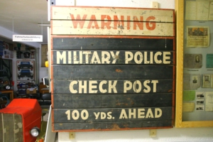 Checkpoint Military Police Holzschild aus der Besatzungszeit