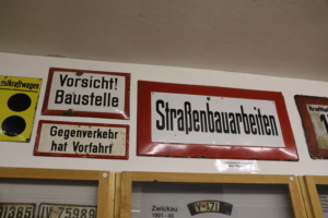 Alte Warnschilder für Straßenarbeiten