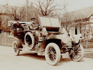 Historische Aufnahme eines Oldtimers mit dem Kennzeichen "IK" von 1908.