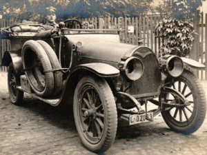 Historische Aufnahme eines Oldtimers mit dem Kennzeichen "L" von 1920.