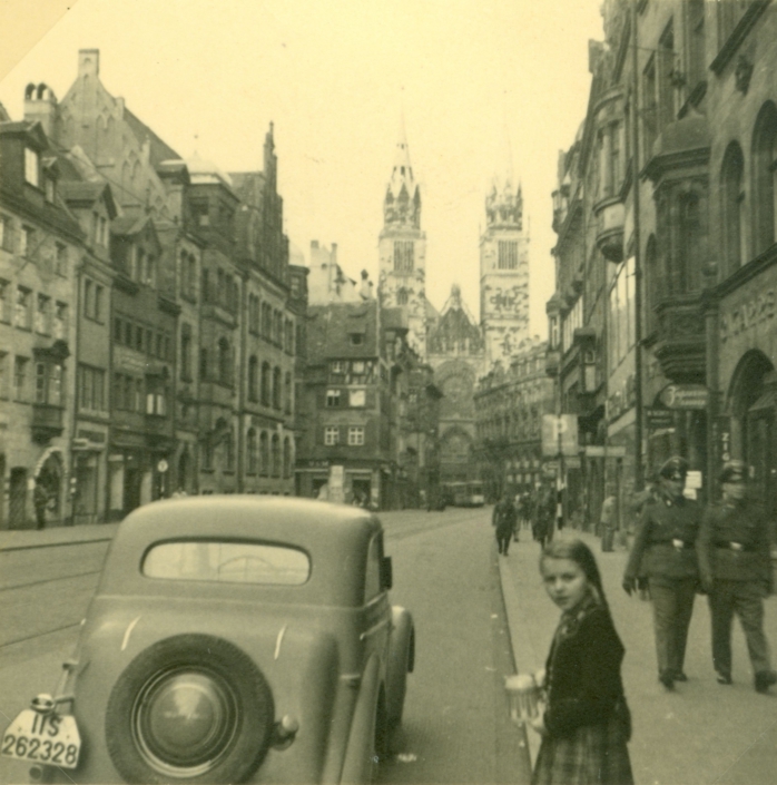 IIS Kennzeichen aus Mittelfranken in Bayern an einem PKW in Nürnberg vor der St. Lorenzkirche um 1940