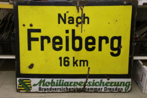Altes emailliertes Hinweisschild nach Freiburg 16 km