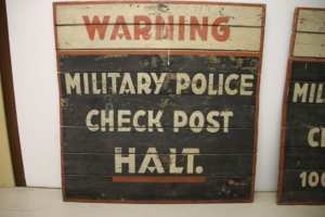 Altes Holzschild Warnung Military Police Check Post Halt
