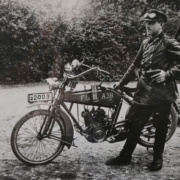 Historische Aufnahme eines Motorradfahrers