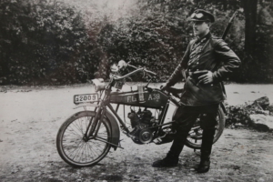 Historische Aufnahme eines Motorradfahrers